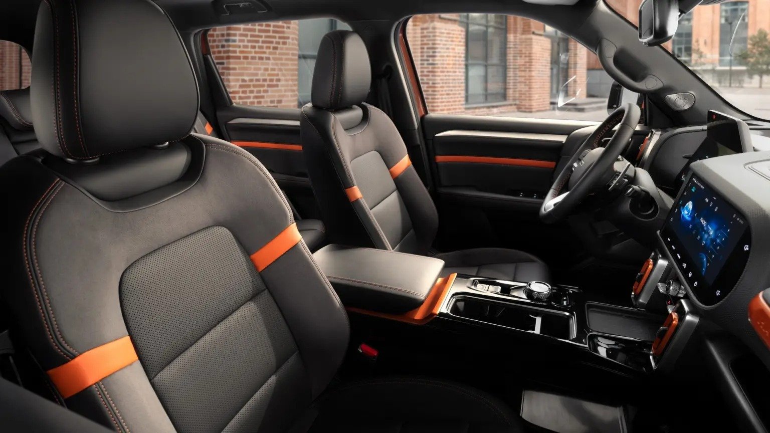 Тесілген табиғи былғарымен қапталған орындықтар